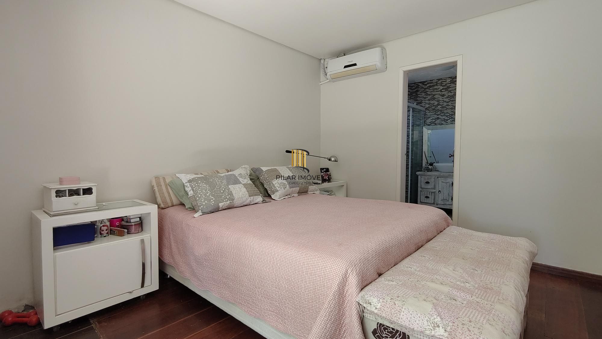 Casa térrea, 2 dormitórios, 1 suíte e 2 vagas no bairro Aberta dos Morros.