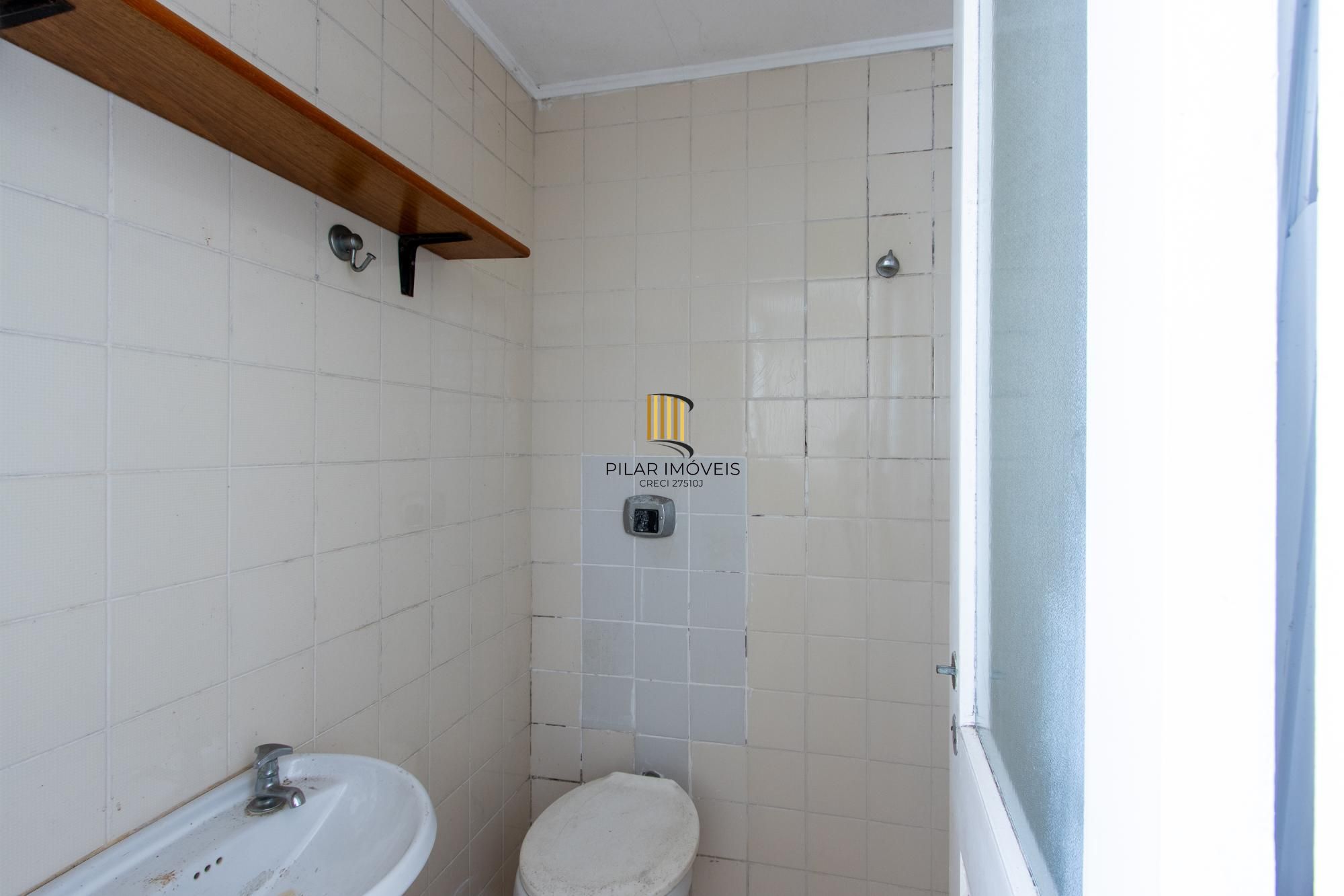 Cobertura com 137m², no Bairro Cristal, de 2 dormitórios, sento uma suíte, ampla sacada, churrasqueira, vista panorâmica, vaga coberta.