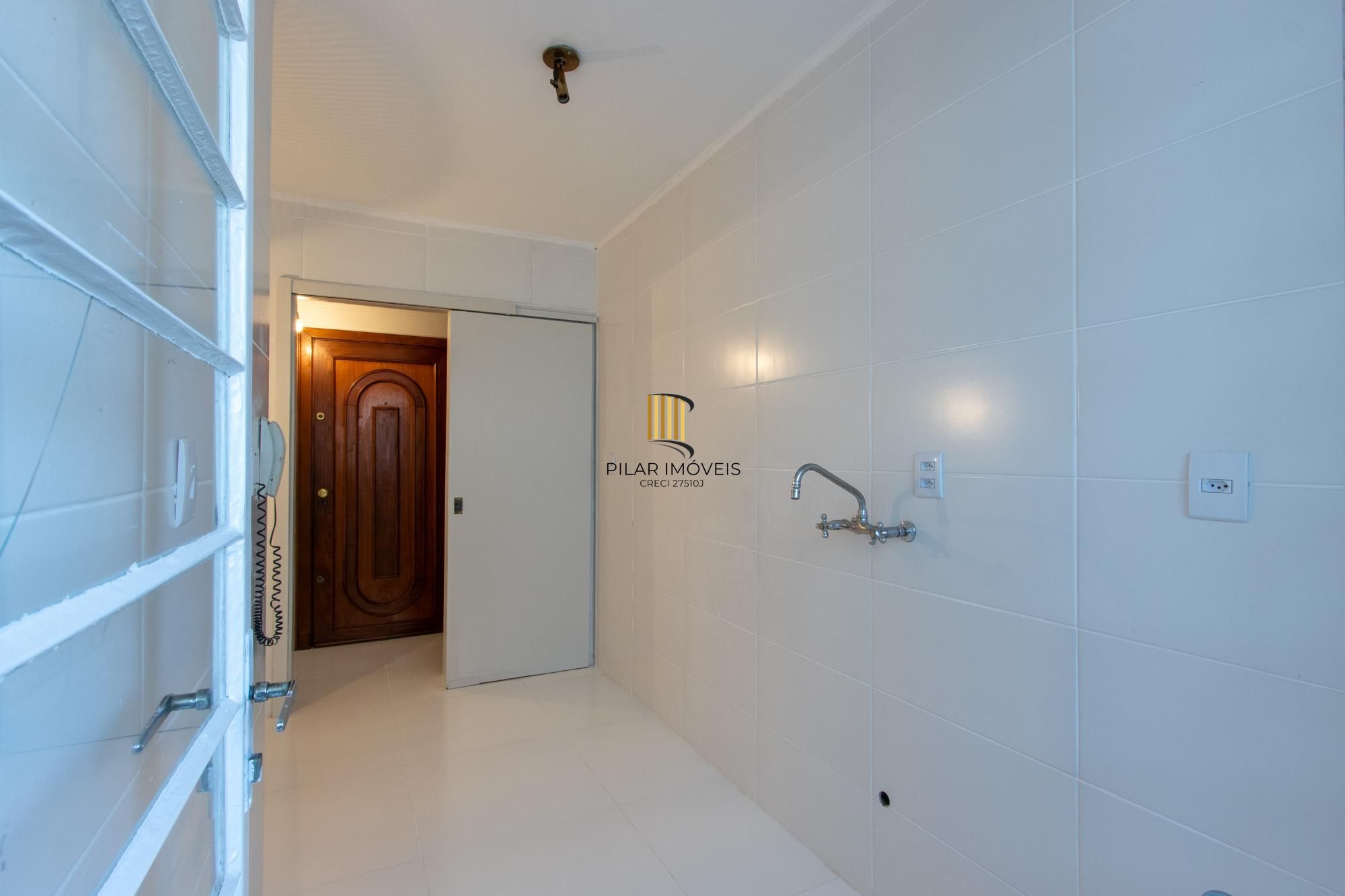 Apartamento 3 quartos, reformado, condomínio com infraestrutura - Bairro Cristal