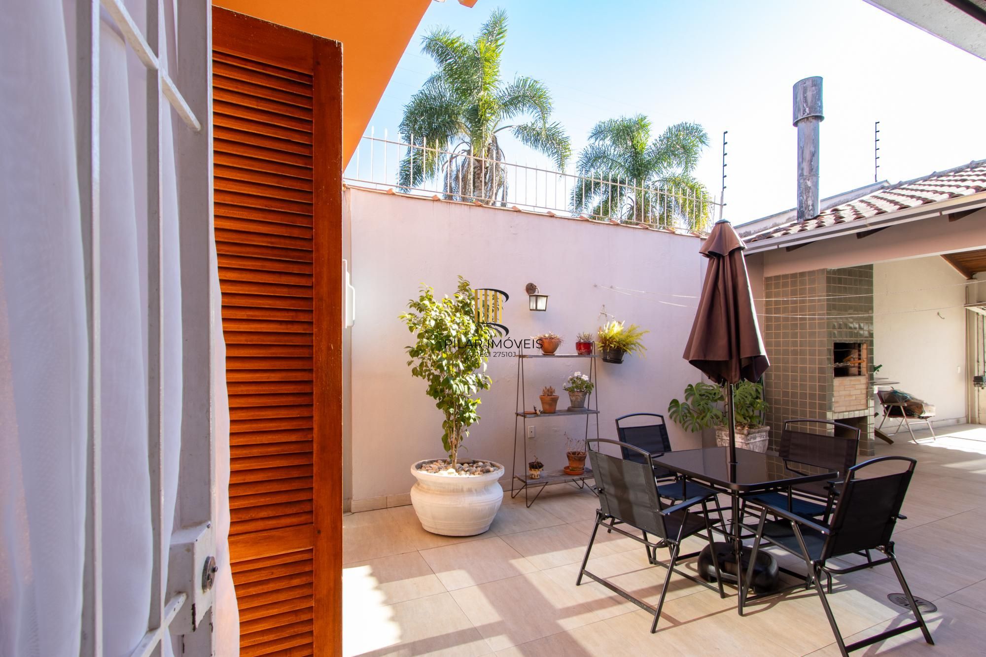 CASA EM CONDOMÍNIO NO BAIRRO IPANEMA — 4 DORMITÓRIOS (2 SUÍTES) — 2 VAGAS