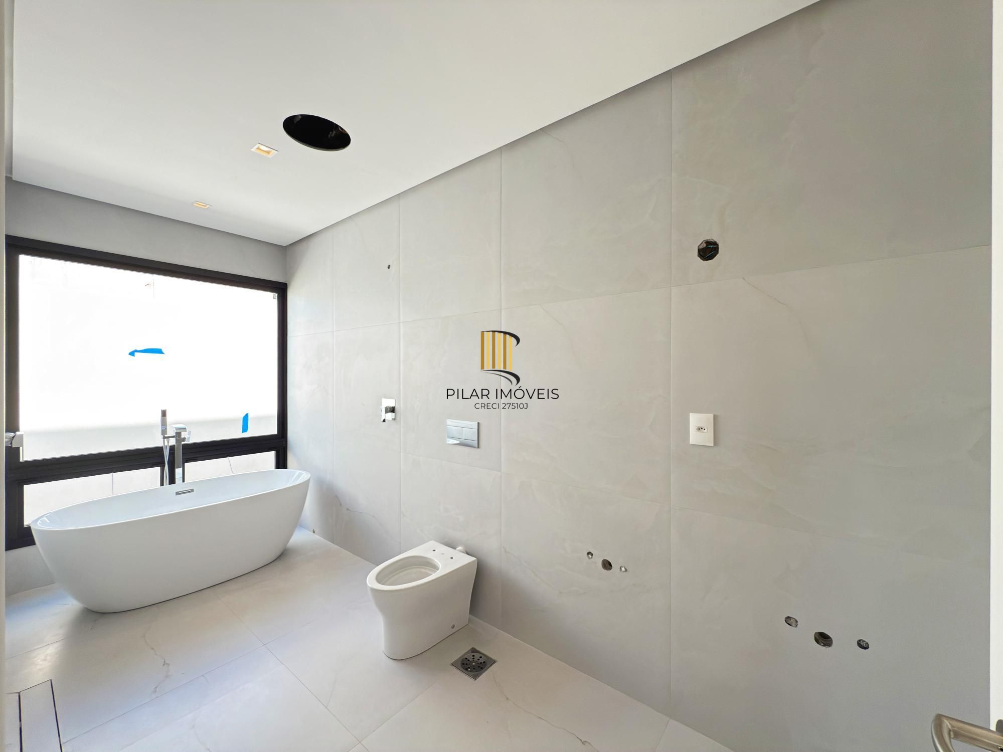 A casa conta com 434m2 de área construída, mas com um aproveitamento total dos 1.012m2 do lote