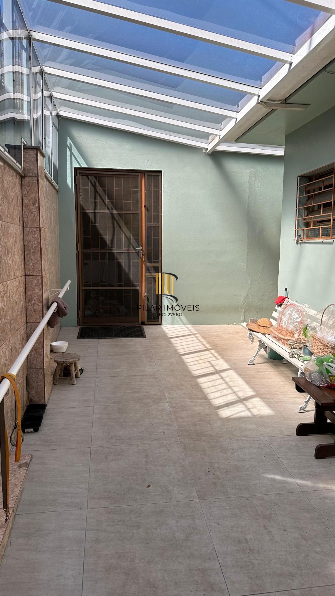 Casa com 4 dormitórios no Bairro Tristeza, com churrasqueira, lareia e vaga de garagem.