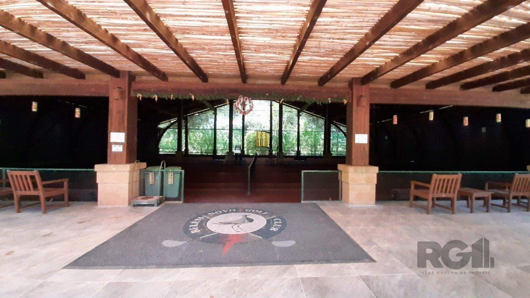 Casa em condomínio com pátio, piscina, 3 suítes e 2 vagas