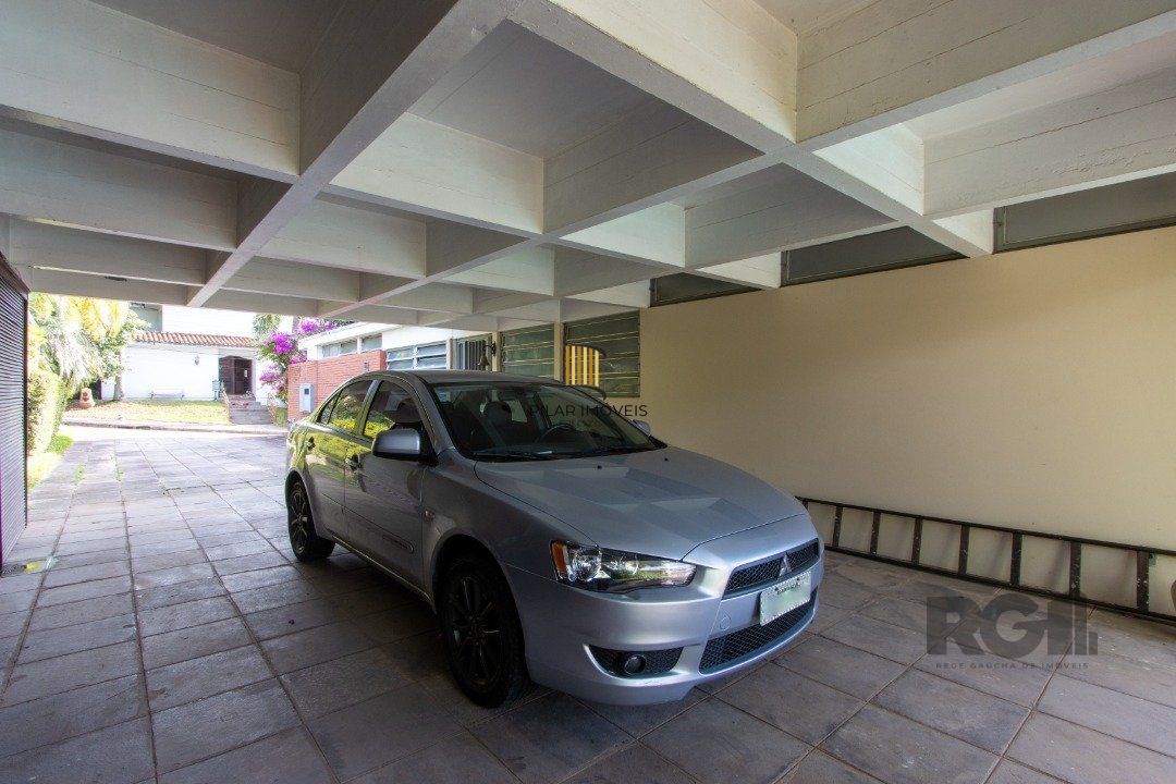 Casa com 724 m² privativos, 4 dormitórios sendo 4 suítes, 6 vagas sendo 3 cobertas