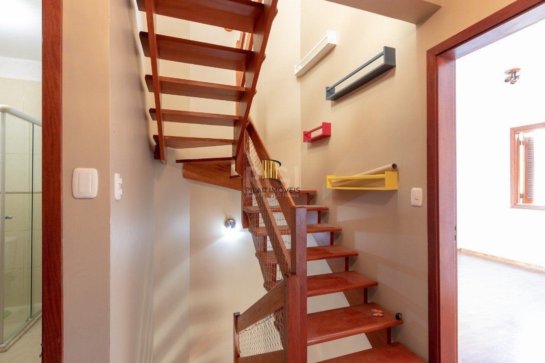 Casa para Venda - 233.34m², 3 dormitórios, sendo 1 suites, 4 vagas - Tristeza