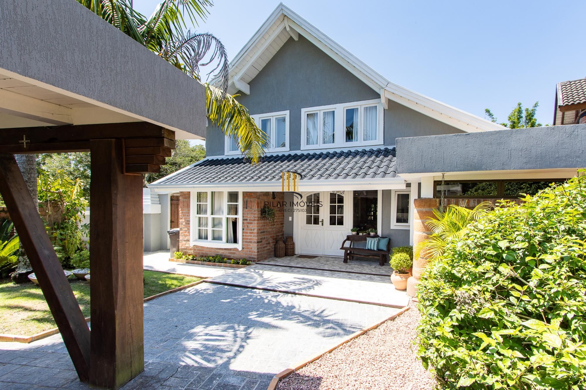 Casa 4 suites no Terra Ville, com home office, estar íntimo, 4 vagas e piscina.