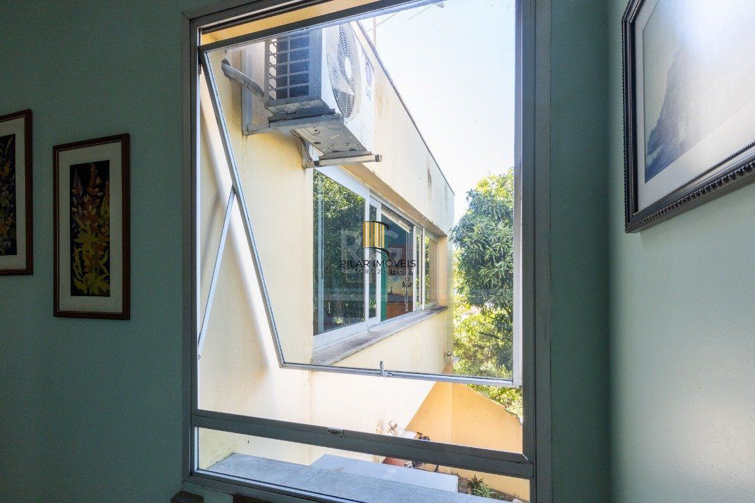 Sobrado com 345m² privativos, 3 suites, 2 vagas, churrasqueira. pátio com piscina - Bairro Cristal