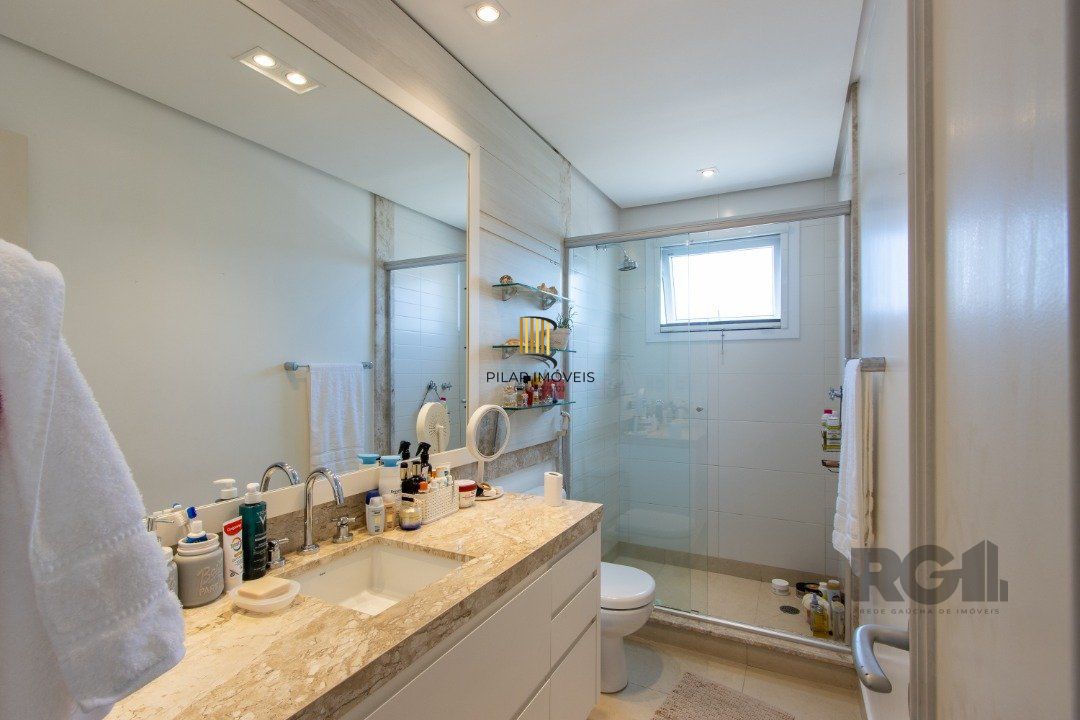 Excelente residência no Condomínio Terra Ville com aproximadamente 474,74m² privativos.