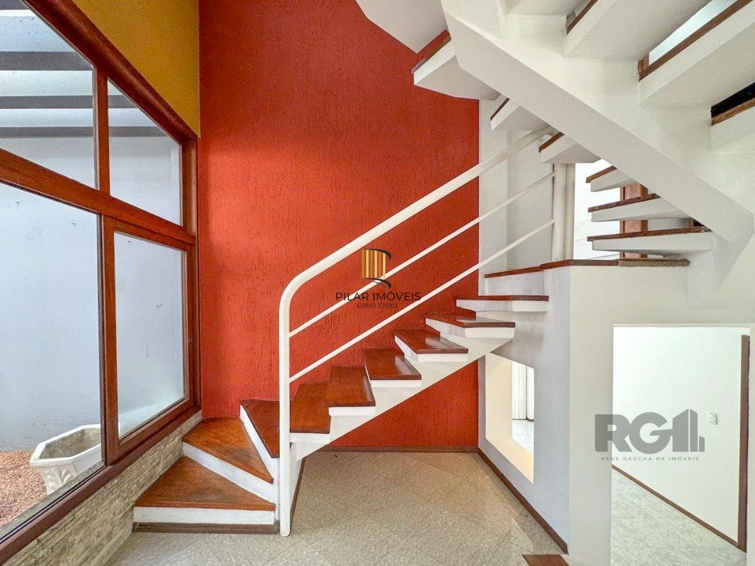 Com 4 suítes espaçosas, incluindo uma master com closet,