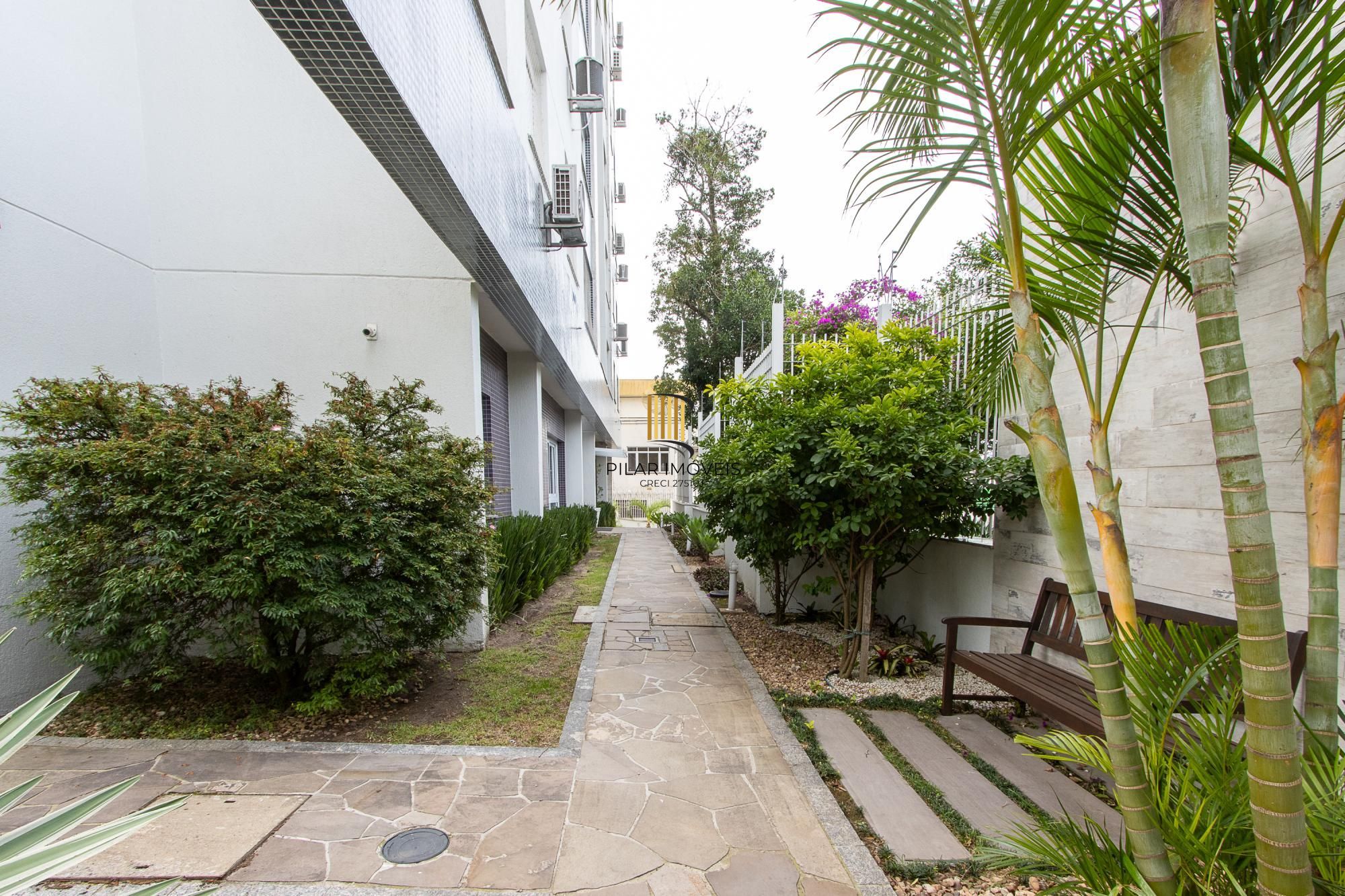 Apartamento de 2 dormitórios com suíte, churrasqueira e infraestrutura completa na Zona Sul de Porto Alegre.