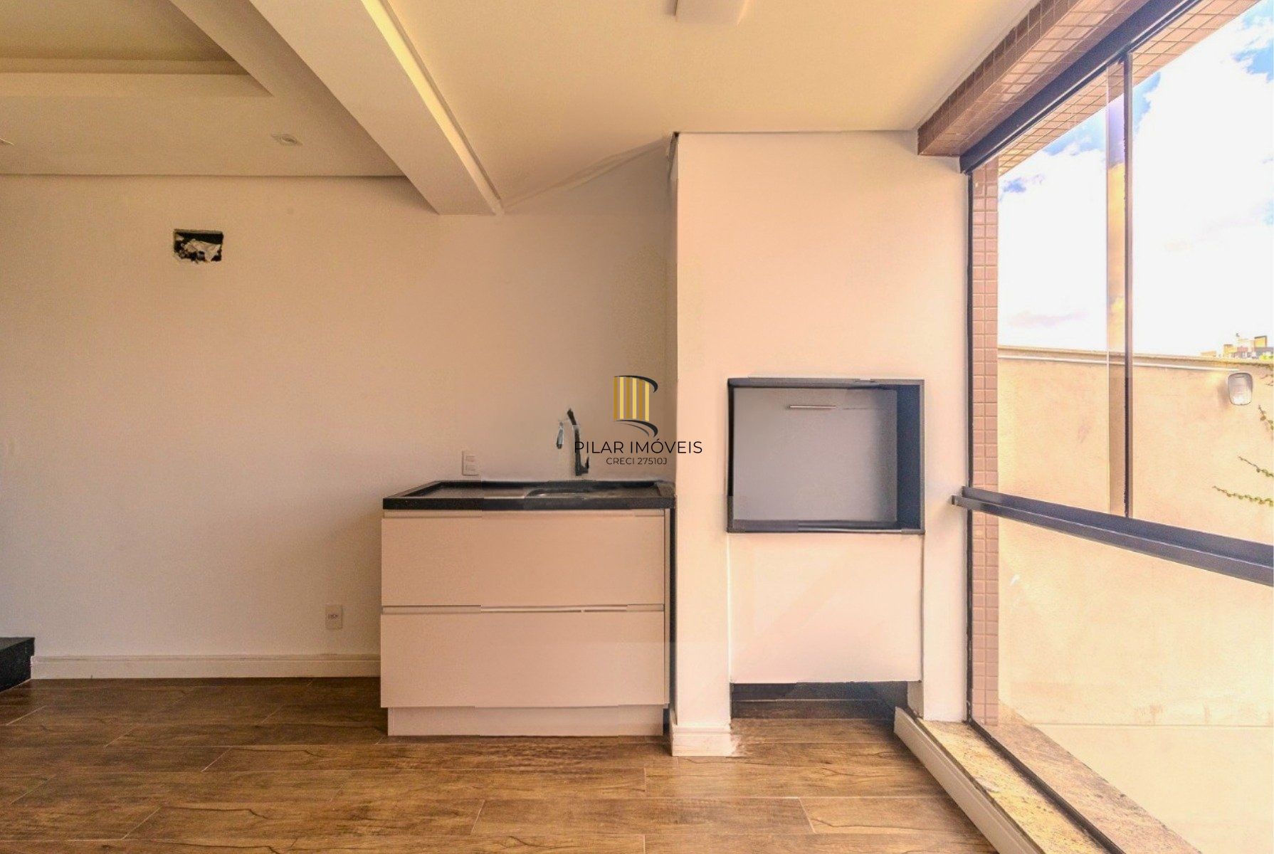 Apartamento com 114.02m², 3 dorm, Petrópolis com lareira e churrasqueira