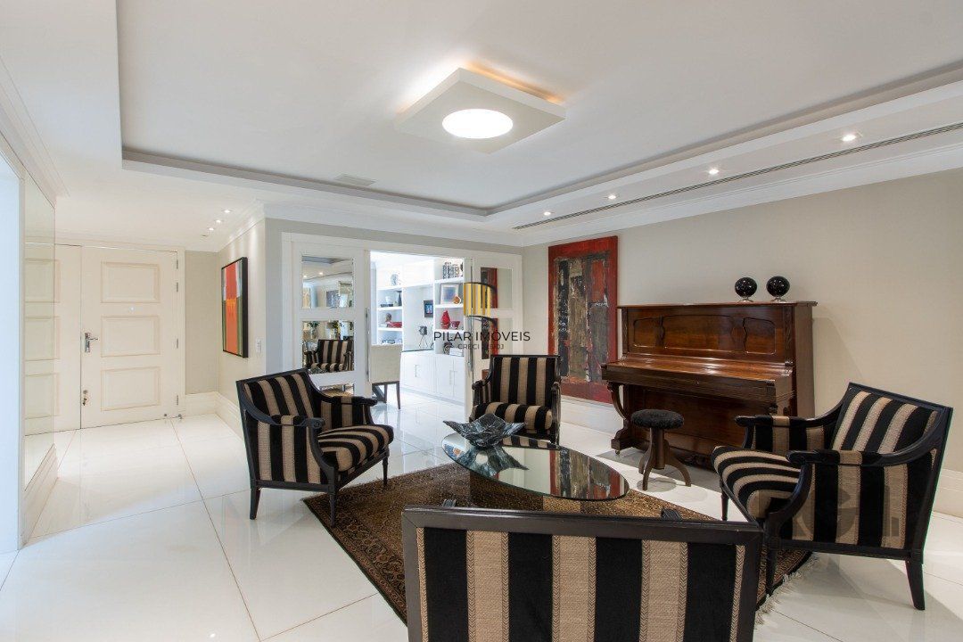 Casa em condominio, mobiliada com 741m² privativos , com 3 suítes- master