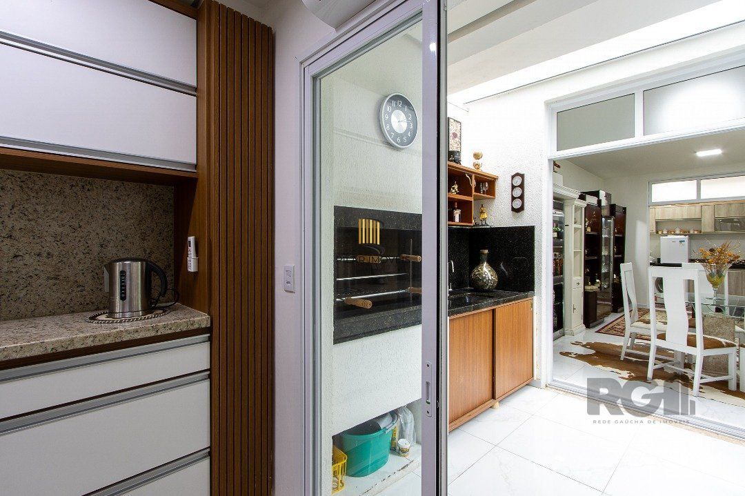 casa possui 3 suítes, 2 com closet