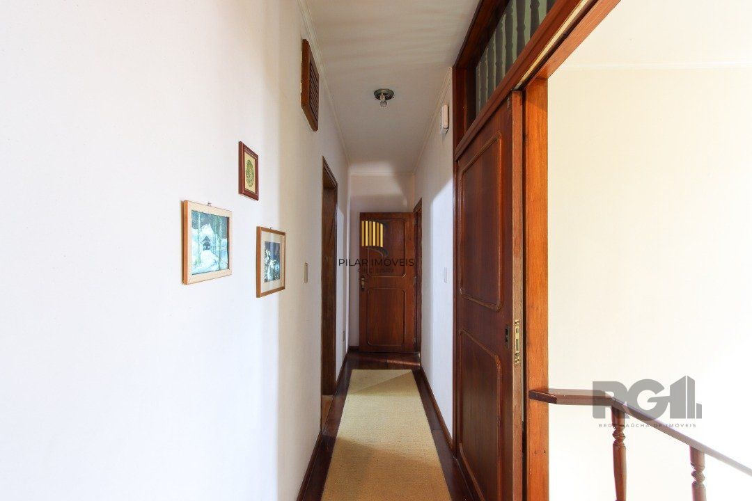 Casa a venda com 03 dormitórios, living 03 ambientes com vista para o Rio.