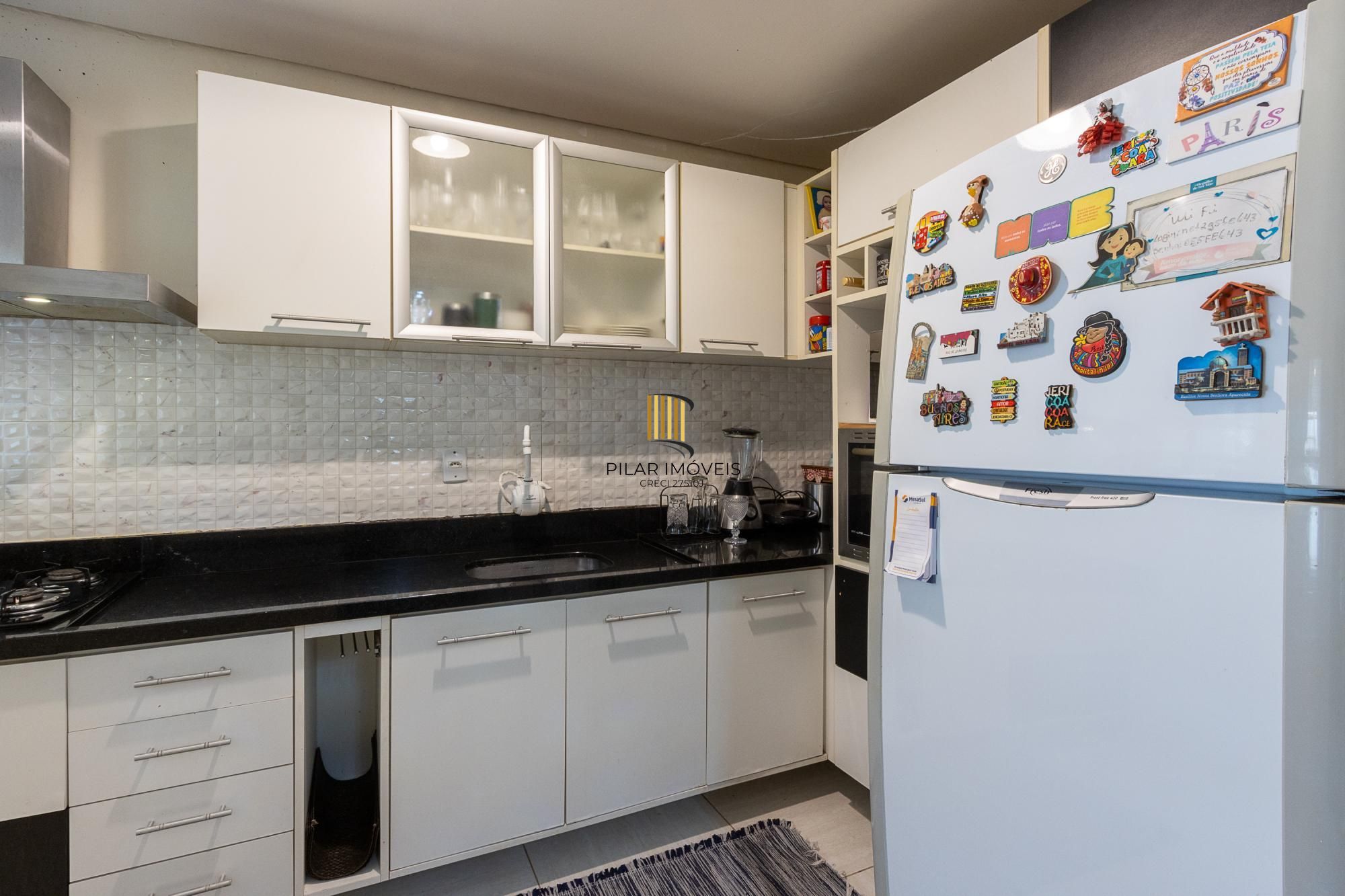 Casa térrea, 2 dormitórios, 1 suíte e 2 vagas no bairro Aberta dos Morros.