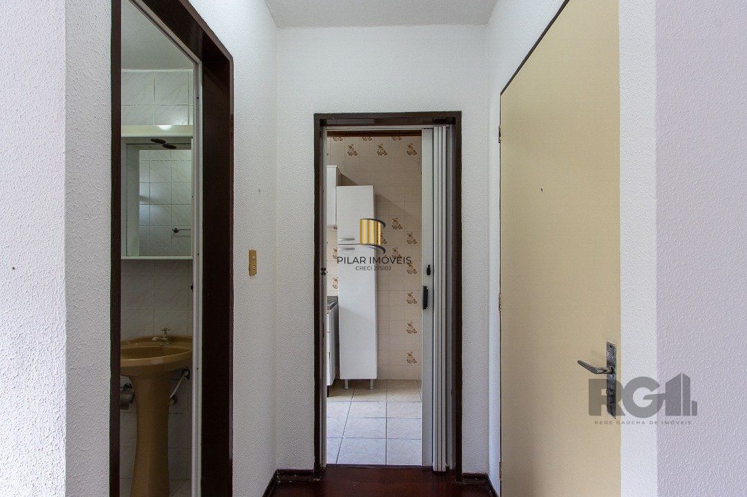 Excelente apartamento no bairro Cristal com 1 dormitório, living, banheiro e cozinha.