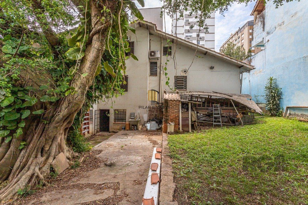Casa  4 dormitórios, sendo 1 suíte no bairro Menino Deus em Porto Alegre