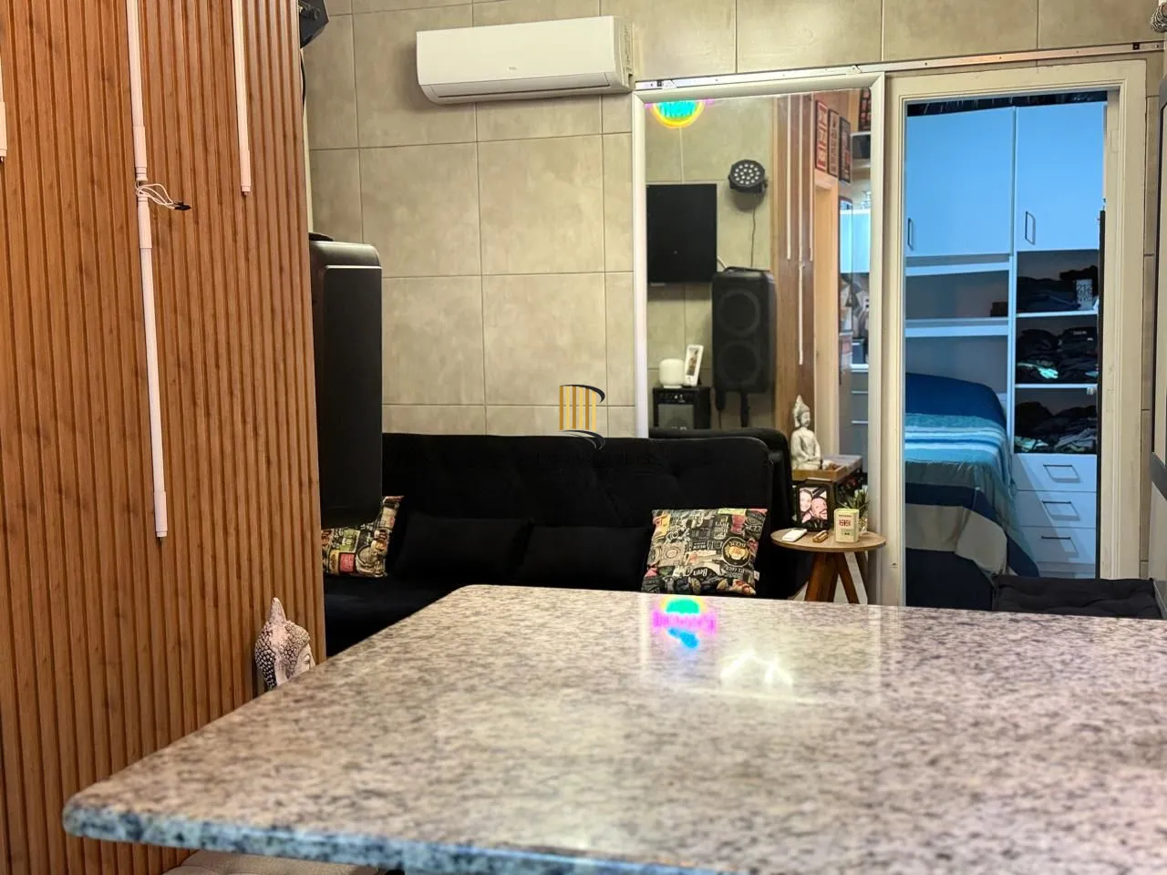 Apartamento com 30 m², bem distribuídos em 1 dormitório tipo suíte, sala de estar, cozinha e área de serviço.