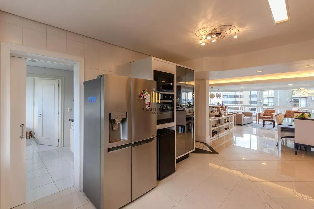 Apartamento com 3 dormitórios, 2 vagas e 231.61m² - Bairro Menino Deus