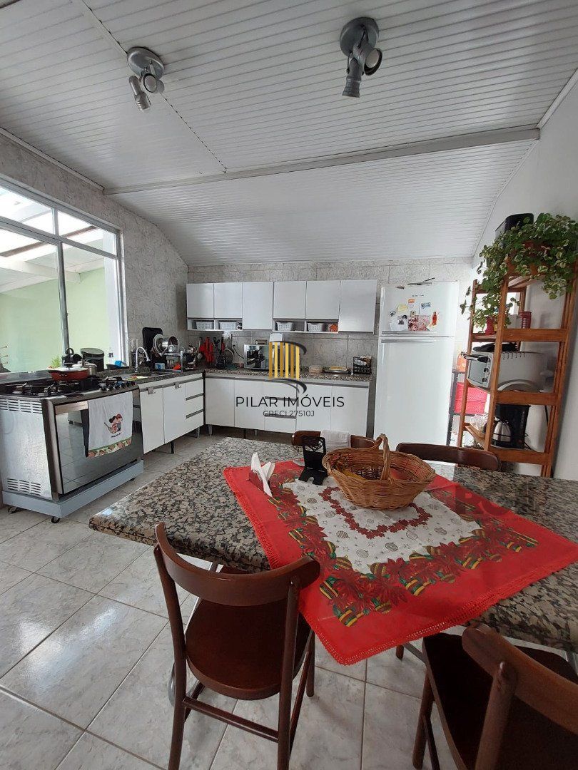Casa de alvenaria, possuí 1 dormitório, 1 suíte, cozinha, 2 salas, 2 banheiros.