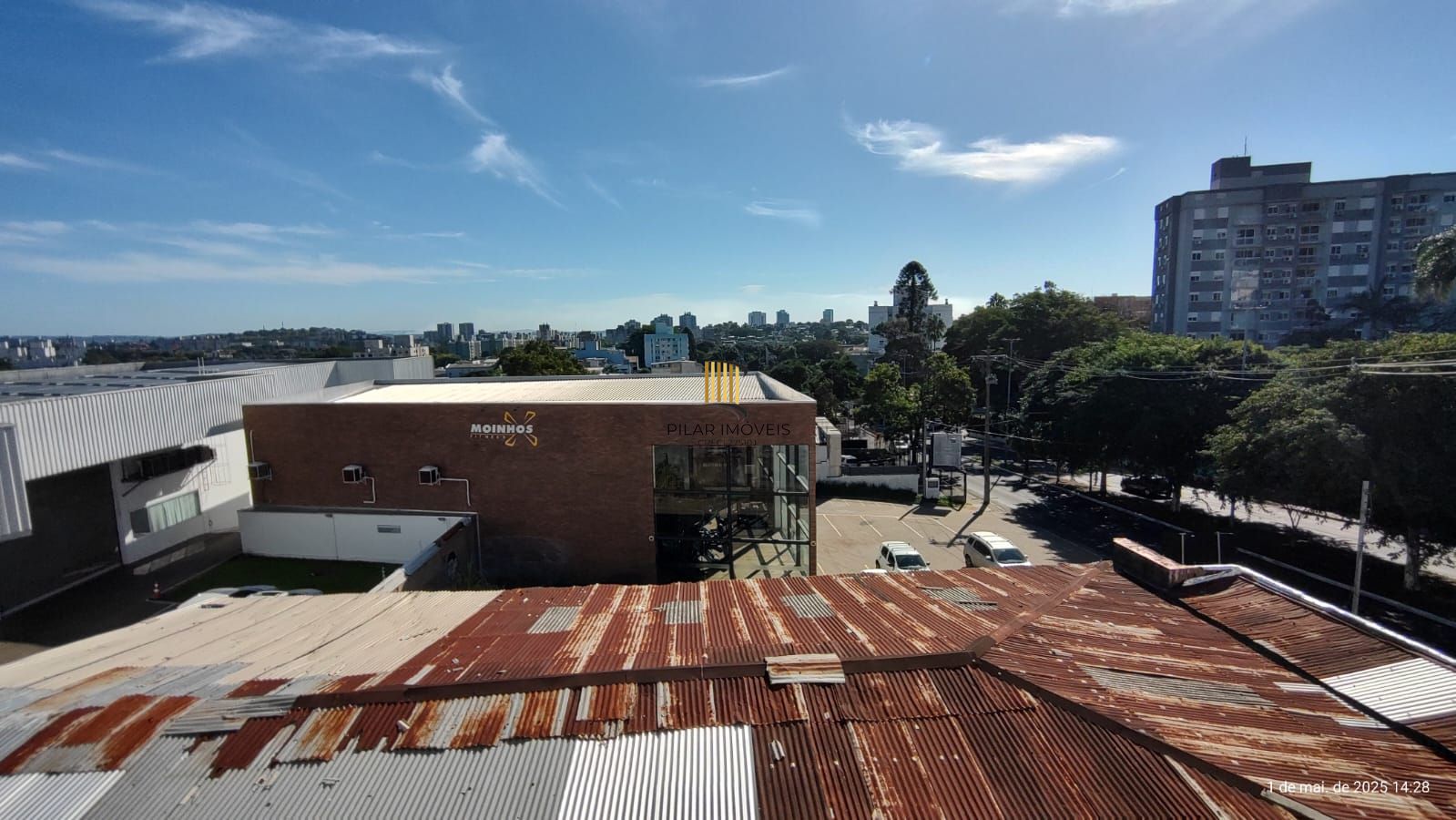 Apartamento de 4 dormitórios, 2 suítes, living amplo e arejado com sacada.