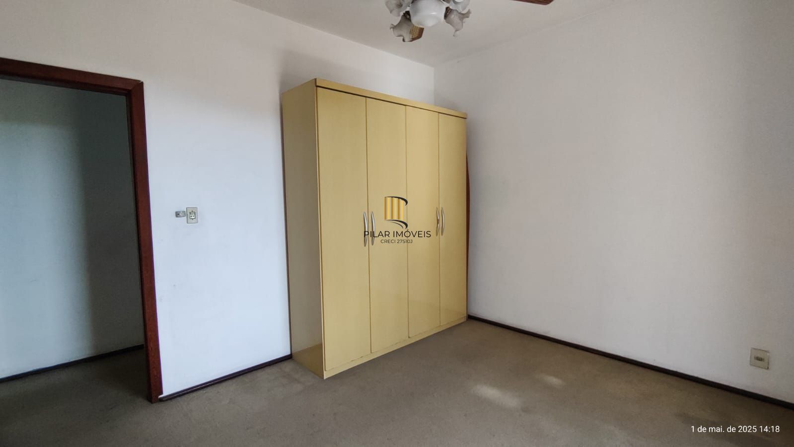 Apartamento de 4 dormitórios, 2 suítes, living amplo e arejado com sacada.