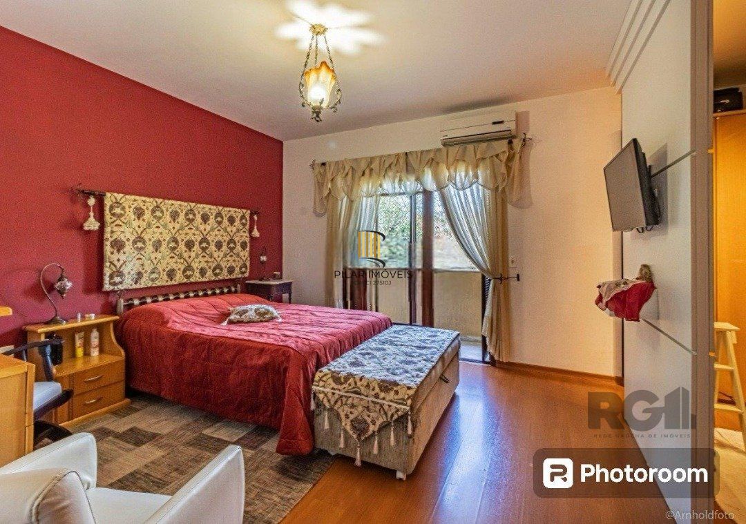 Casa 6 dormitórios no bairro Ipanema