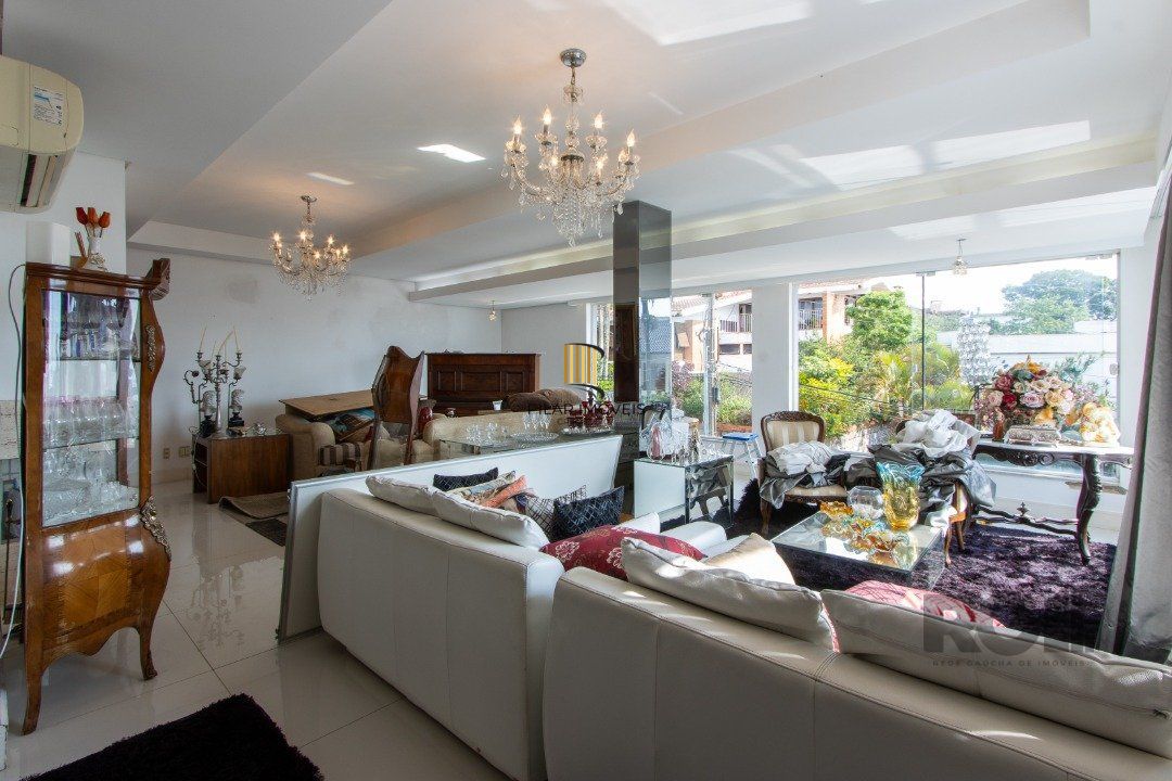 Casa em condominio . com 6 suites, sendo 3 suítes master com closet e hidro.