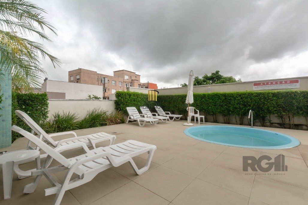 Apartamento andar alto que possui 2 dormitórios, sendo 1 súite, living para 2 ambientes, cozinha mobiliada, banheiro auxiliar