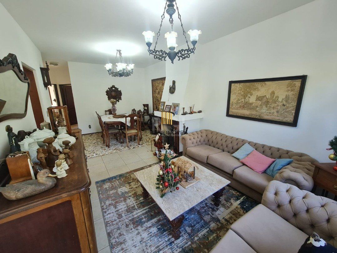 Casa em lindo terreno alto ao nível da rua medindo 10 × 32 onde consta uma residência térrea com 136m2 de área privativa,