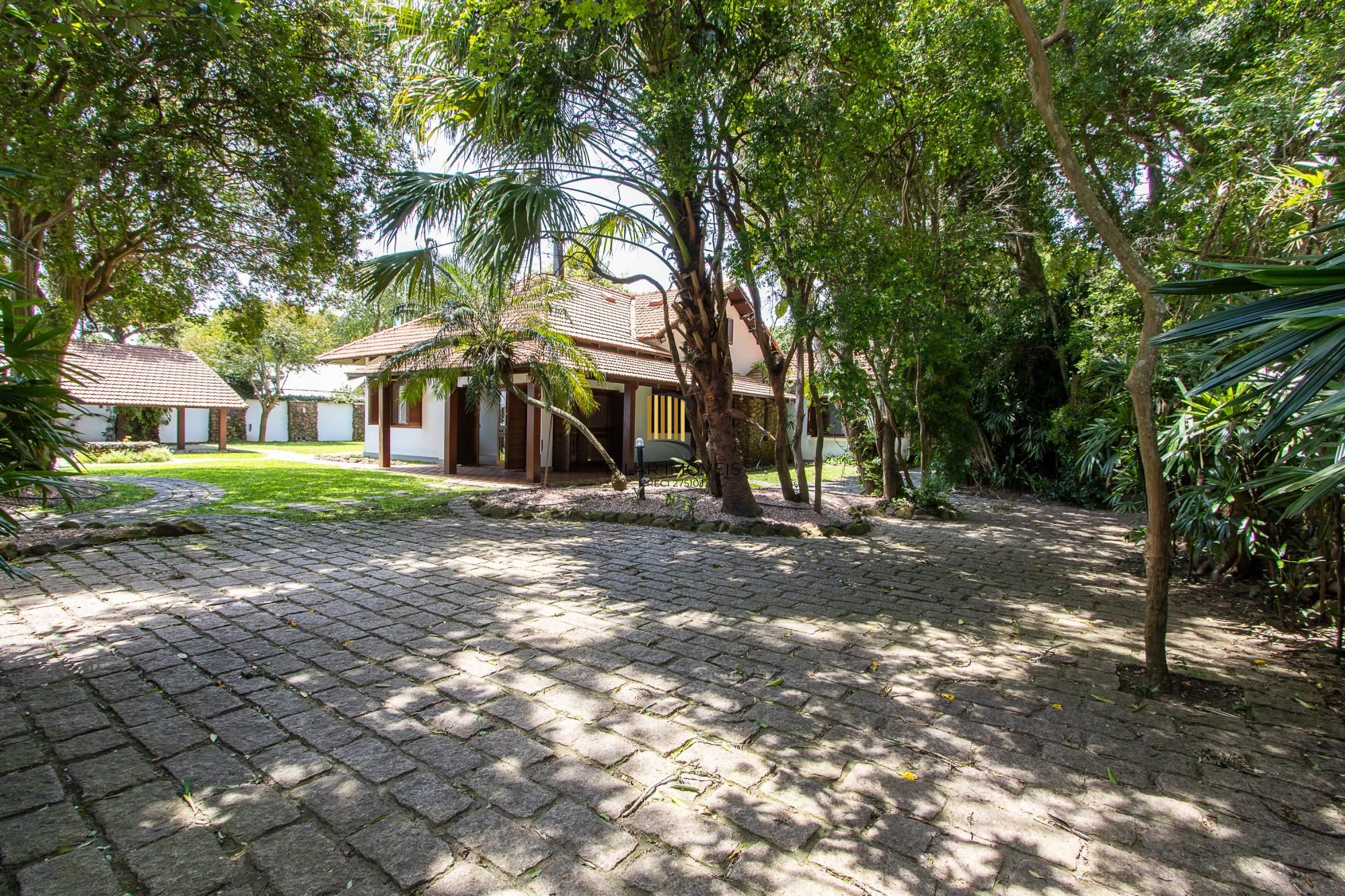 Casa com 2 dormitórios 3 banheiros. lareira e churrasqueira, e com arquitetura moderna.