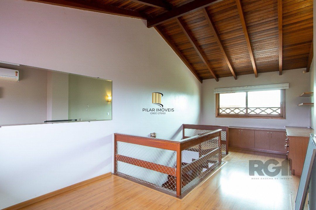 Casa de alvenaria, 3 dormitórios, 1 suíte e pátio com piscina, bairro Espírito Santo.
