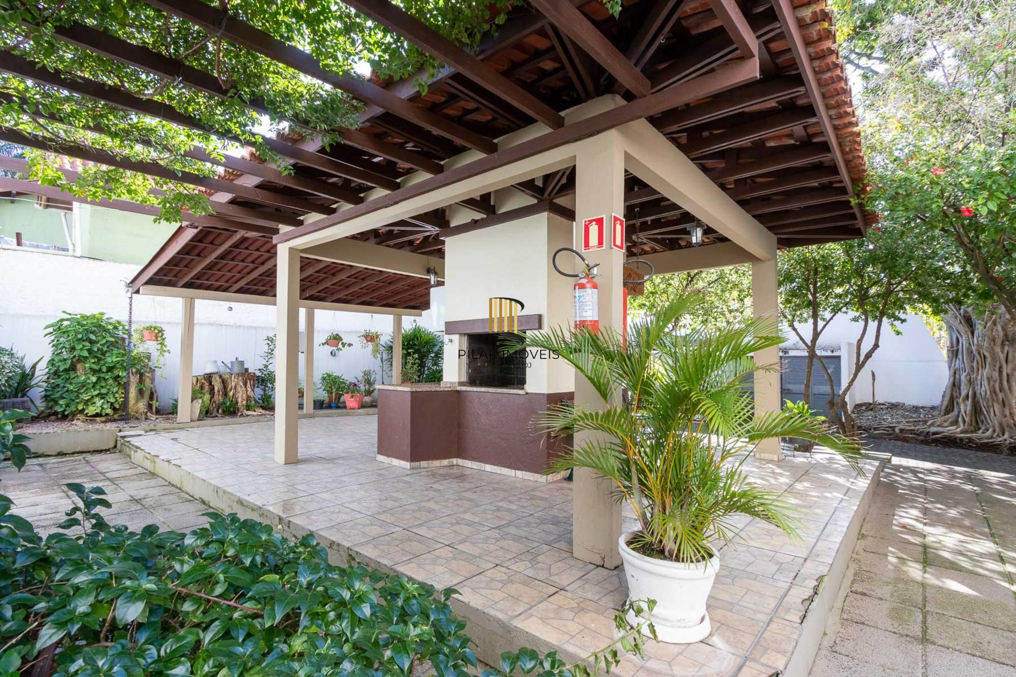 Cobertura com 137m², no Bairro Cristal, de 2 dormitórios, sento uma suíte, ampla sacada, churrasqueira, vista panorâmica, vaga coberta.