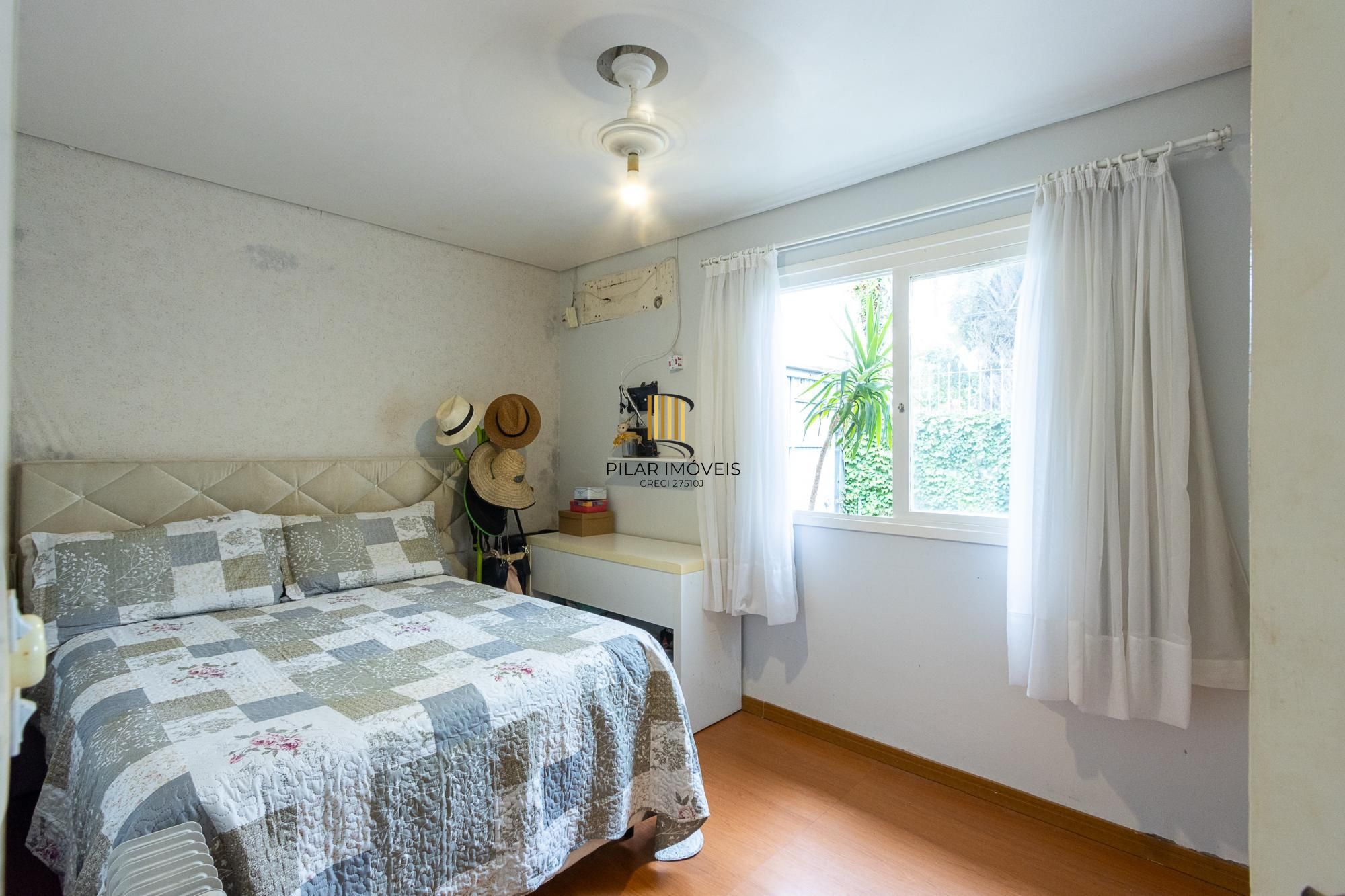 Casa térrea, 2 dormitórios, 1 suíte e 2 vagas no bairro Aberta dos Morros.