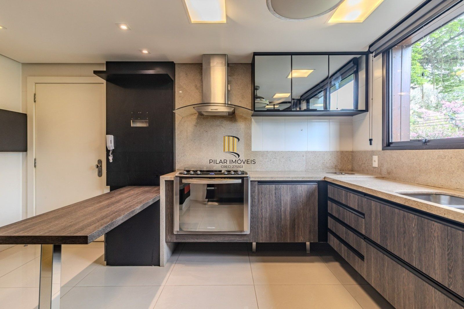 Alto Padrão no TERRAZAS: 4 Suítes, 312m² e Vista Incrível para a Natureza