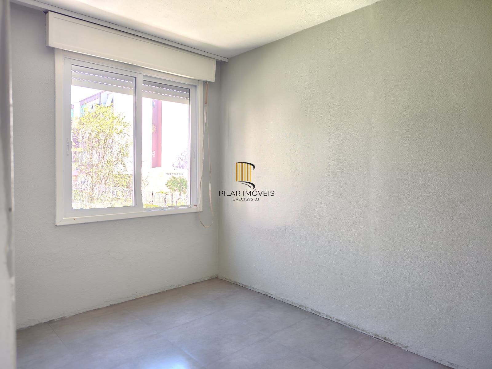 Apartamento de 2 dormitórios, living, cozinha, área de serviço e banheiro social.