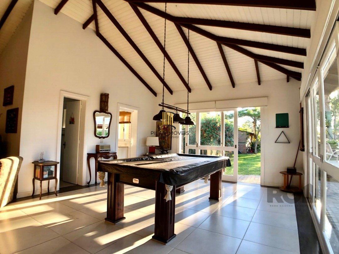 EM ATLÂNTIDA, CASA COM 1140m², 320 m² DE ÁREA PRIVADA, 3 DORMS (1 SUÍTE)
