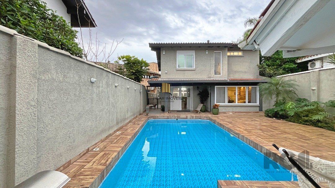 Casa  com Sobrado reformado, de dois pisos, com 3 dormitorios sendo duas  suítes