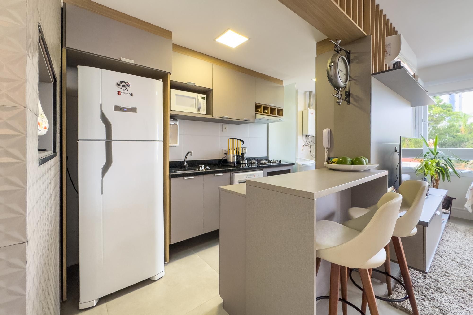 Apartamento 03 Suítes bairro Cristal, 88,97m² de área privativa, semimobiliada e 02 vagas de garagens cobertas.