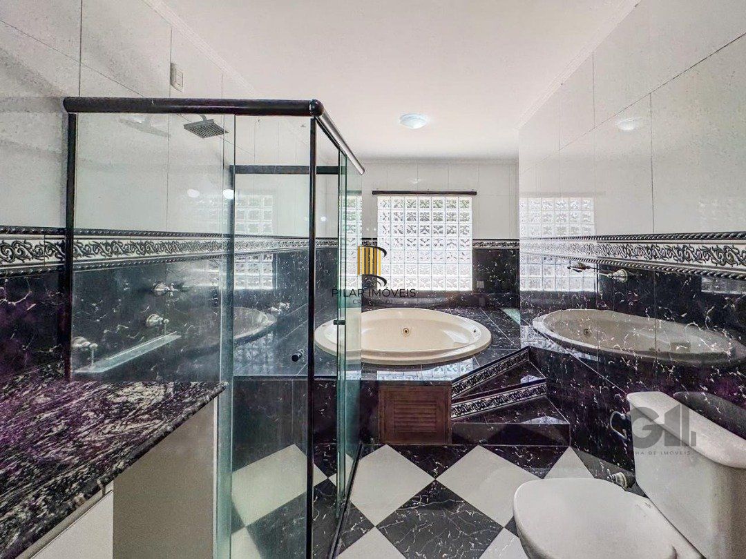Com 4 suítes espaçosas, incluindo uma master com closet,