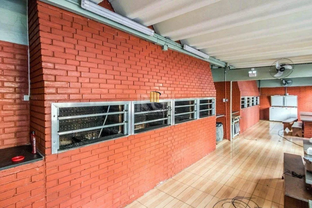 Apartamento de 2 dormitórios e 1 vaga de garagem no bairro Cristal.