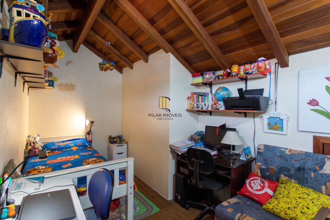 A casa possui 78m² de área construída, com um adicional de 20m²