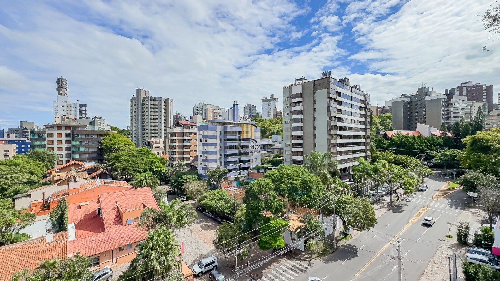 Apartamento com três quartos e três vagas, no bairro Bela Vista