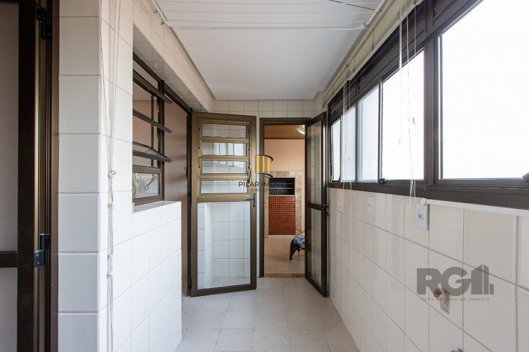 Apartamento 3 quartos, 1 suite, dependência, sacada com churrasqueira, 2 vagas - Bairro Menino Deus