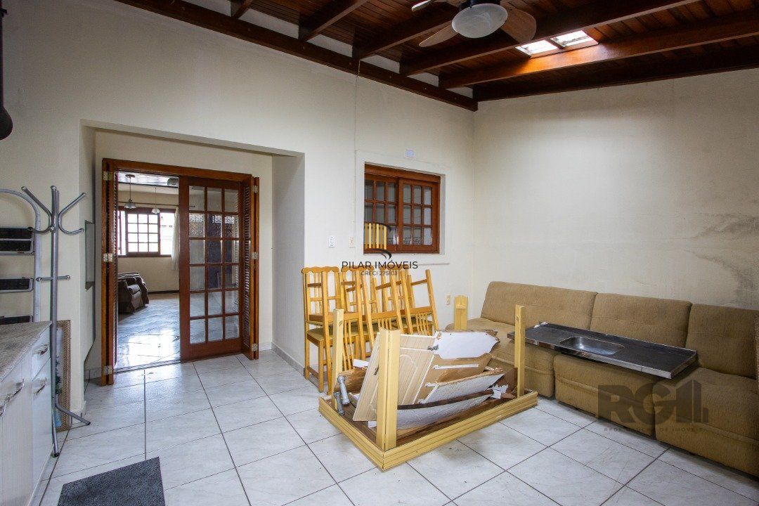 Casa em Condomínio na Zona Sul, no bairro Hípica, com 2 dormitórios, living para dois ambientes, cozinha mobiliada, lavabo