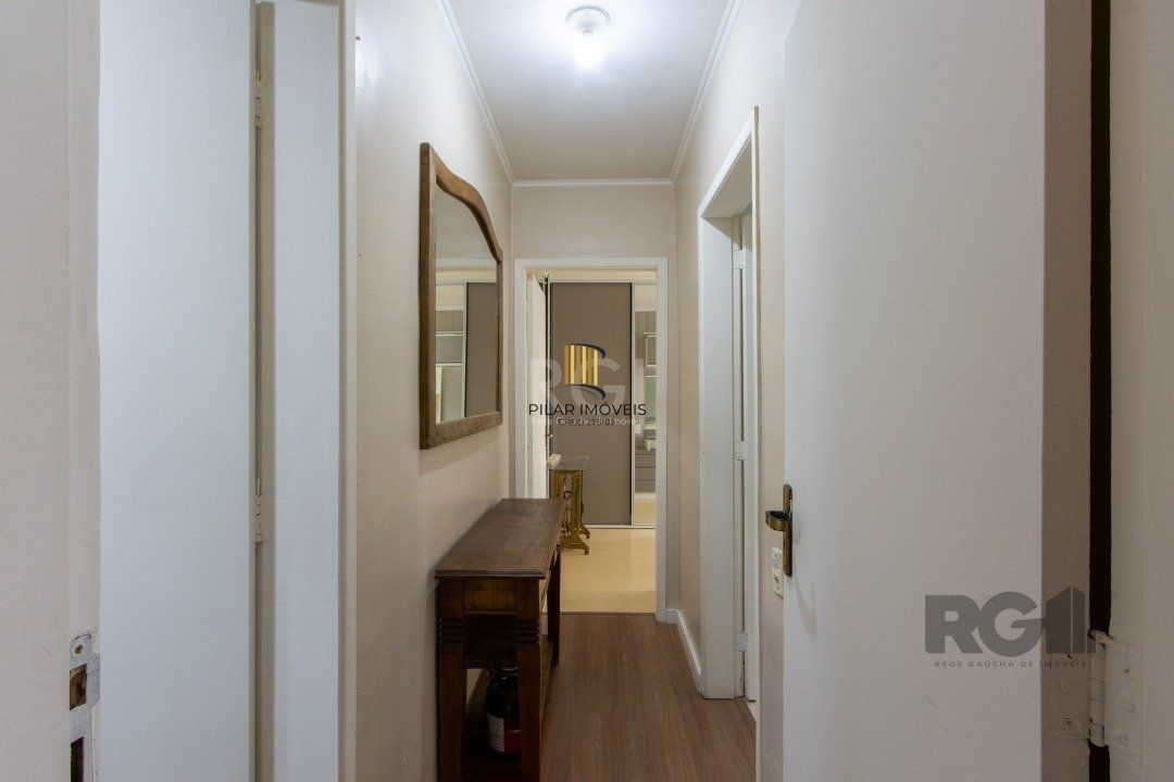 Apartamento de 02 dormitórios com móveis e roupeiros planejados