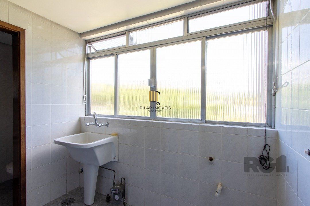 Apartamento, 2 dormitórios, bairro Cristal.