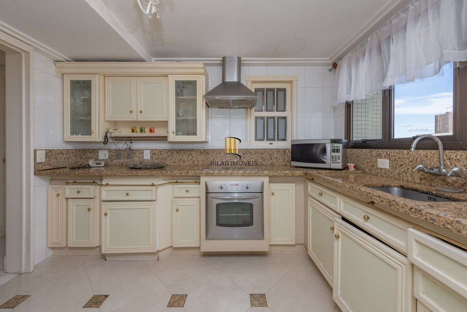 Clássica Cobertura, 600m2 privativos, 4 Dormitórios Sendo 3 Suítes!