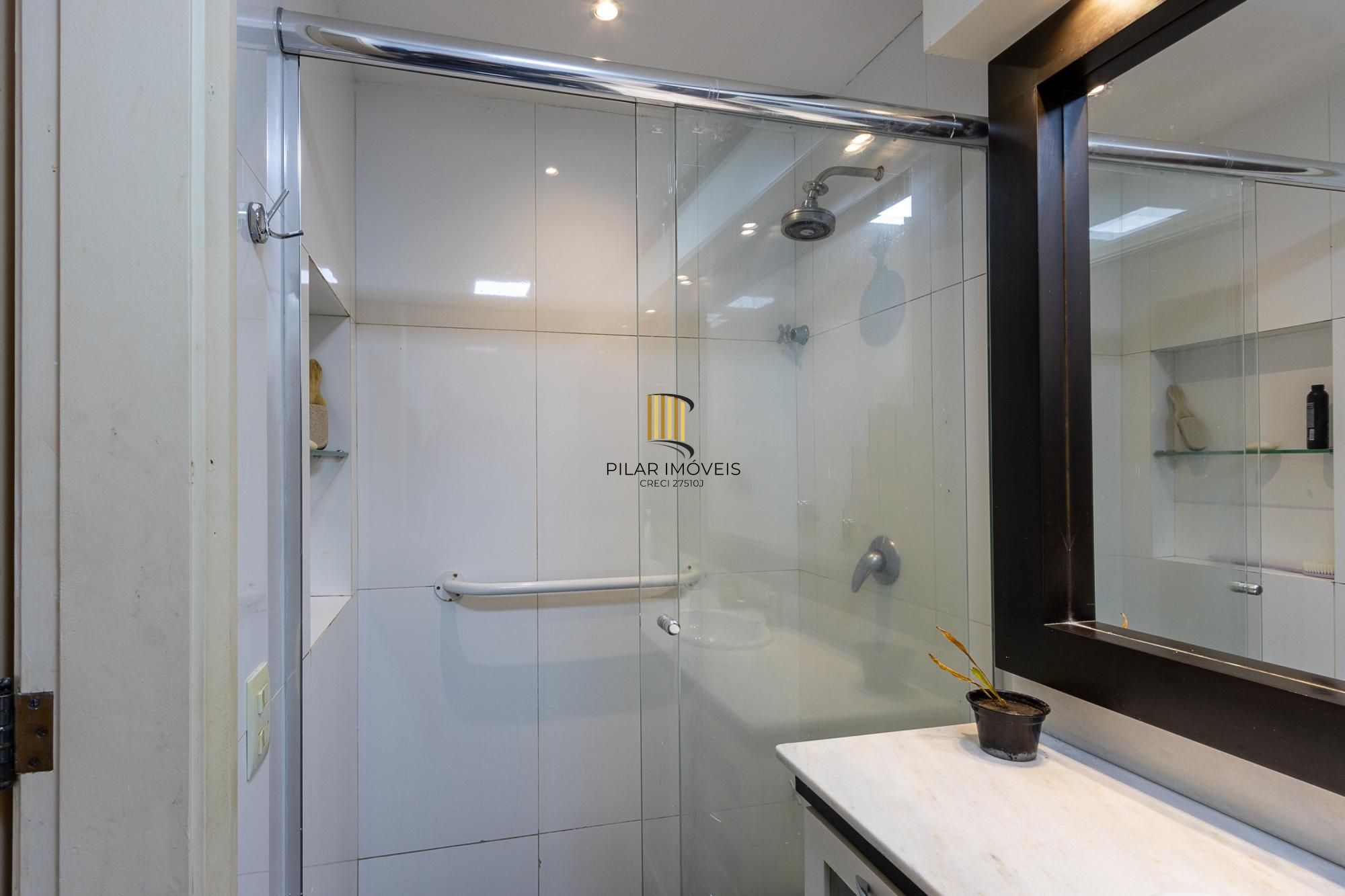 Residência em endereço nobre na Vila Assunção, com vista privilegiada para o Guaíba e clubes náuticos!