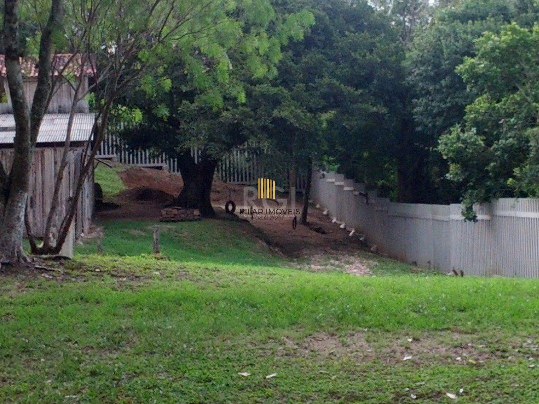 terreno com 2.500m² de área cercado com muro de concreto